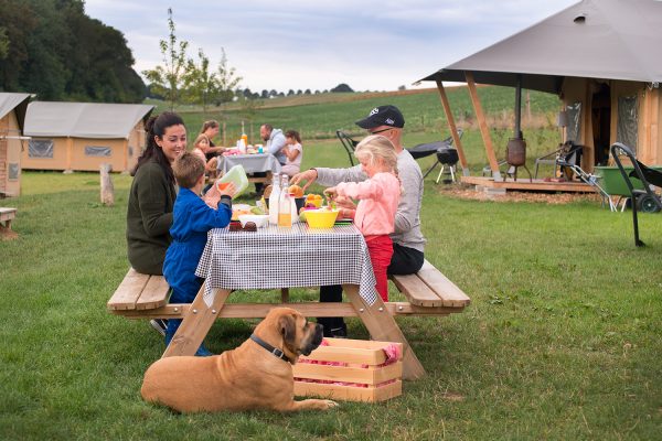 Ontbijten-aan-picknicktafel-vakantie-De-Verloren-Kost-Gulpen-Zuidlimburg